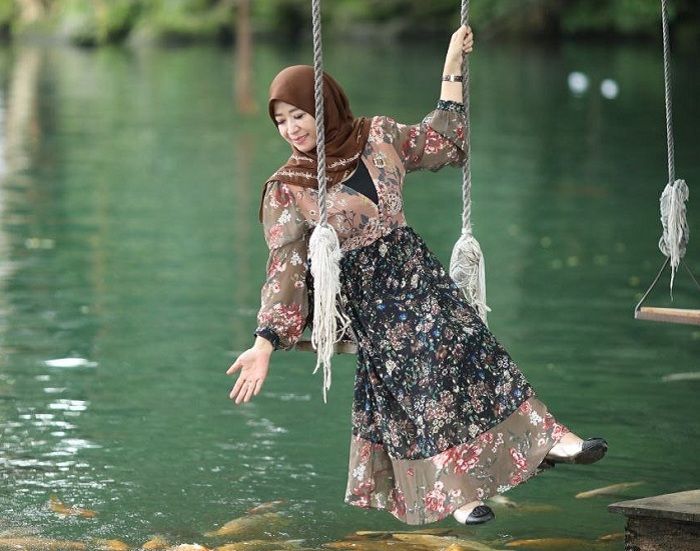 Lina Agustina, main ayunan ngasih makan ikan
