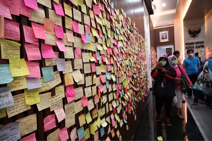 Pemakaman Eril Senin 13 Juni 2022: Ribuan Sticky Note Doa Warga Bandung Hiasi Gedung Pakuan