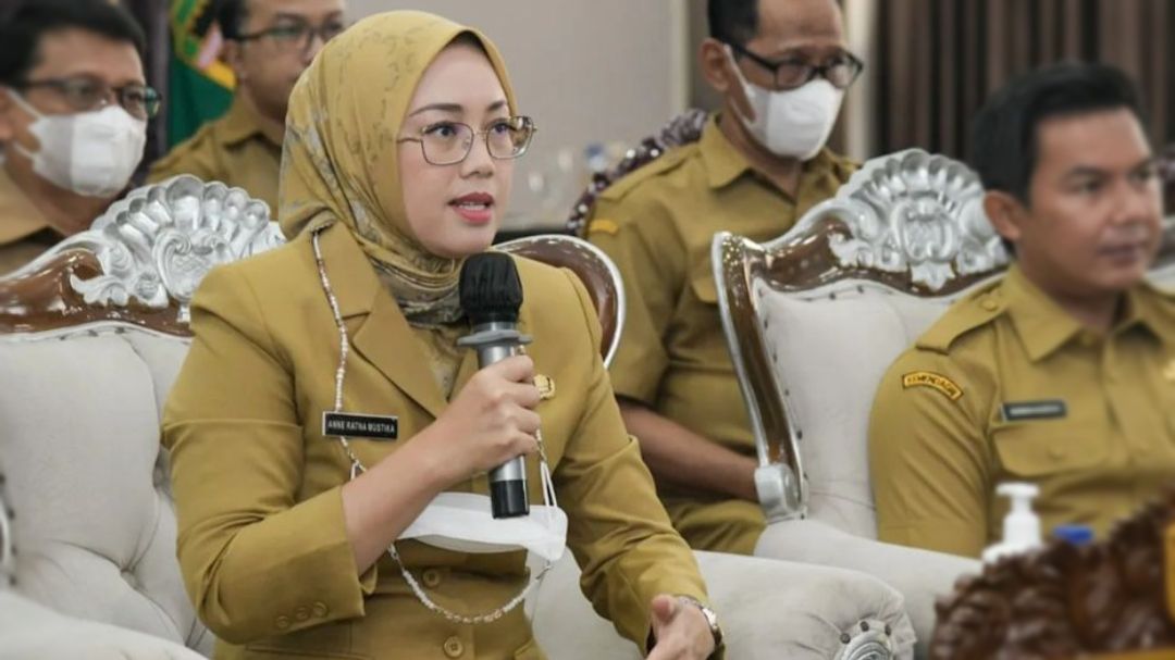 Anne Ratna Mustika Tampil Anggun Dengan Baju Dinas