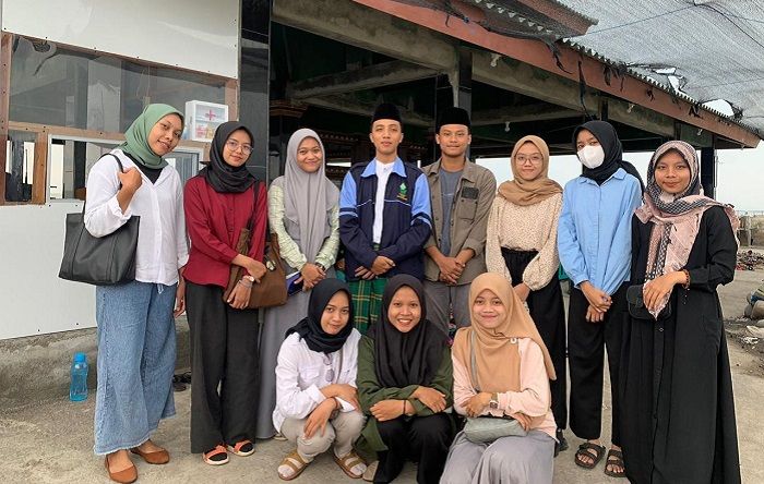 Foto bersama anggota KKN posko 24 di lingkungan sekitar makam KH Abdullah Mudzakir