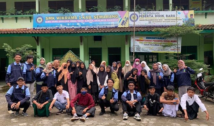 Tim KKN UIN Walisongo Posko 63 foto bersama siswa-siswi kelas 12 SMA Assalafi