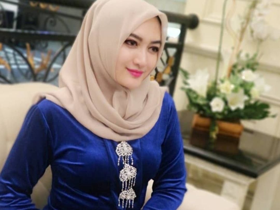 Indriani Hadi, Kebaya Biru Jangan Sampe Lepas,hehe