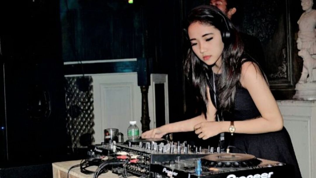 Potret Cantik DJ Indah Cleo
