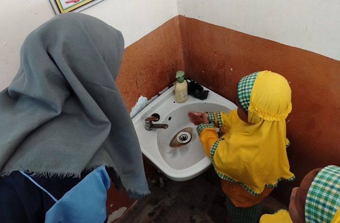 Siswa RA Al Hidayah praktik mencuci tangan