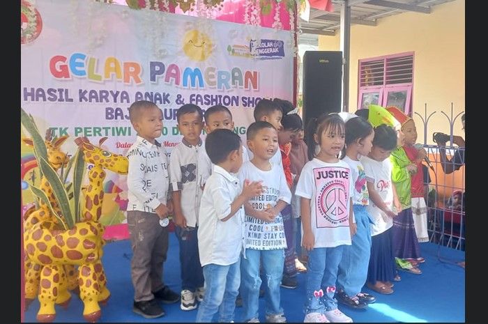 Para Siswa TK Pertiwi Menampilkan Kesenian Bernyayi