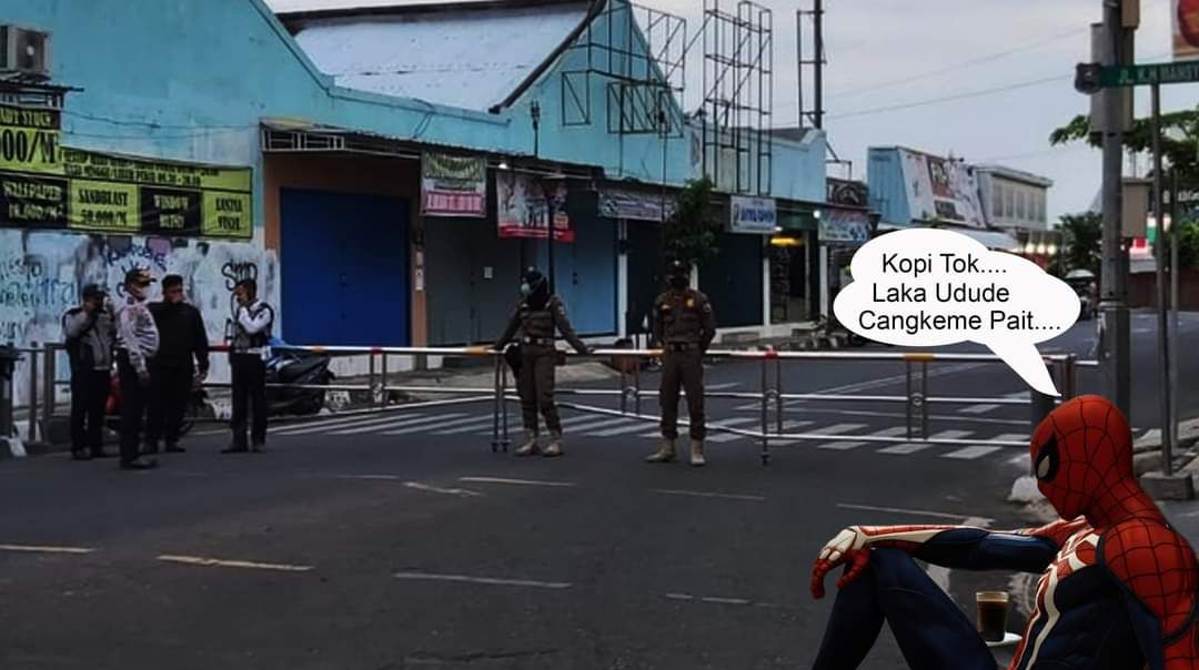 Meme Spiderman di Depan Portal Alun alun Kota Tegal