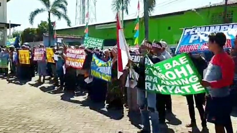 Teguh Wahid Turmudi didemo Forum Anti Asusila Brebes 8 Agustus 2022