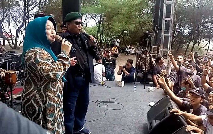 Pendiri PO Haryanto, Haji Haryanto dan istri Hj Nur Hanna  duet menyanyikan lagu Banyu Langi di acara Family Gathering Haryanto Mania ke 12, Sabtu 5 Maret 2022. Foto: tangkap layar video