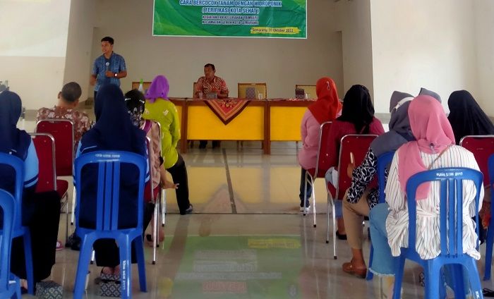 Mahsiswa UIN Walisongo Semarang Posko 24 memberikan sosialisasi budidaya sistem hidroponik