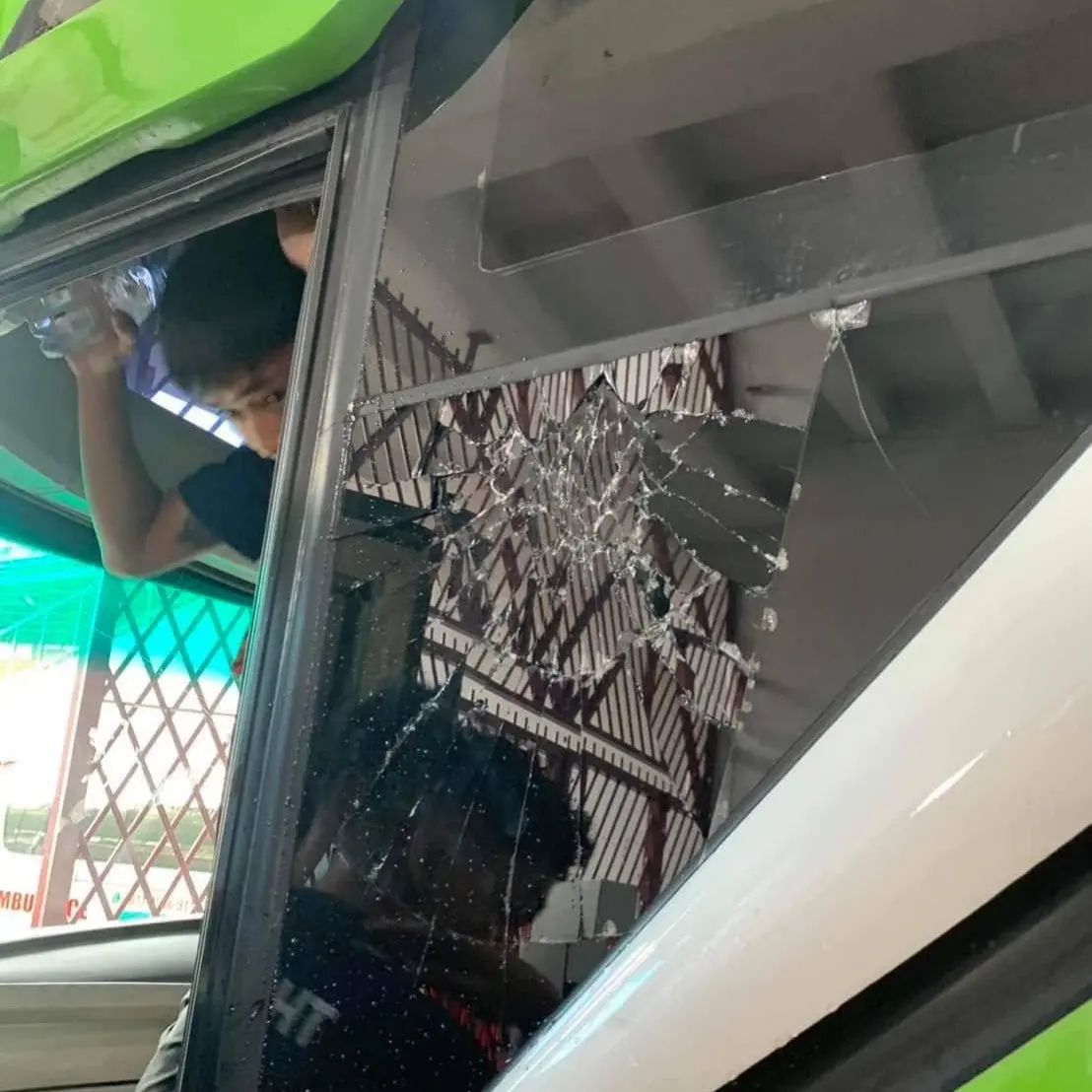 Ini Sosok yang Diduga Memprovokasi Aksi Pelemparan Batu Bus Timnas Thailand di Laga AFF 2022, Ada yang Kenal?