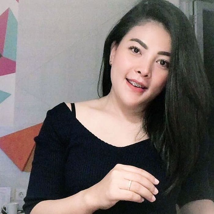 Liena Ozora driver cantik PO Agra Mas