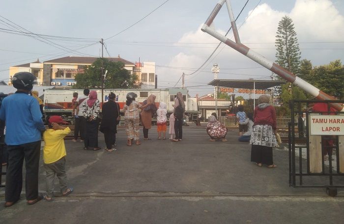 Kereta Api melintas di depan kantor Balai Yasa Kota Tegal