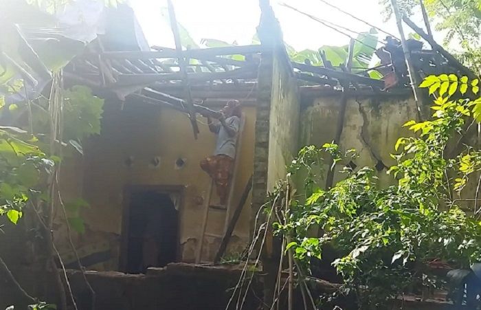  Tiga  Warga Brebes Tidur di Teras Rumahnya yang Ambruk