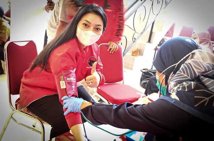 Paramitha Widya Kusuma saat mengikuti kegiatan donor darah