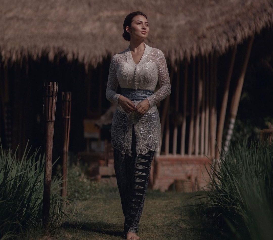 Tampak anggun ditengah suasana pedesaan
