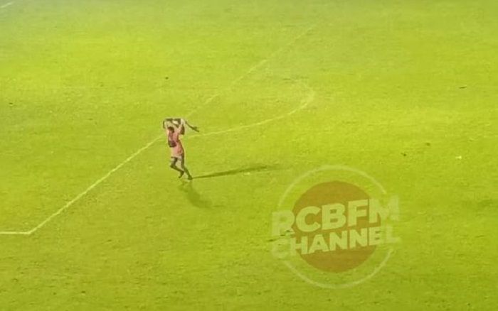 Salah satu suporter memasuki lapangan sebelum terjadinya kerusuhan