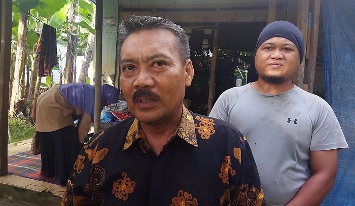 Sekretaris Desa Kubangpari, Suntoro, di rumah warga  Brebes yang ambruk