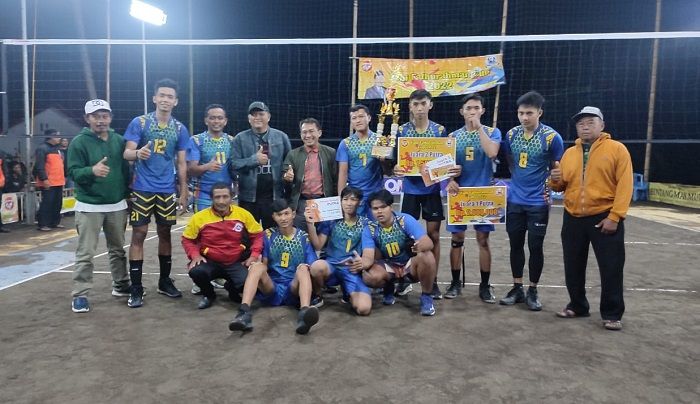 Anggota DPRD Sleman Yani Fathu Rahman bersama klub voli Gajah Kembar