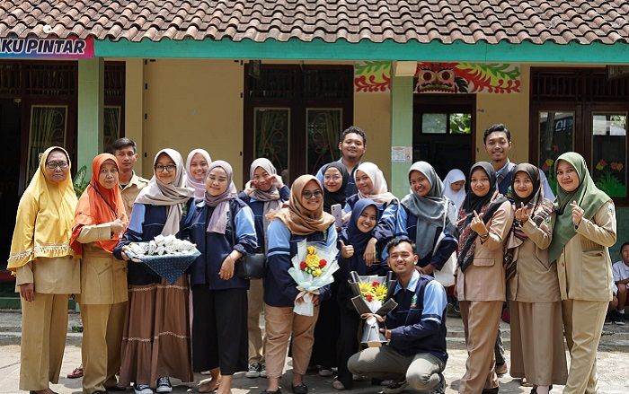Penyerahan kenang-kenangan oleh guru SDN Koripan 01 kepada mahasiswa KKN