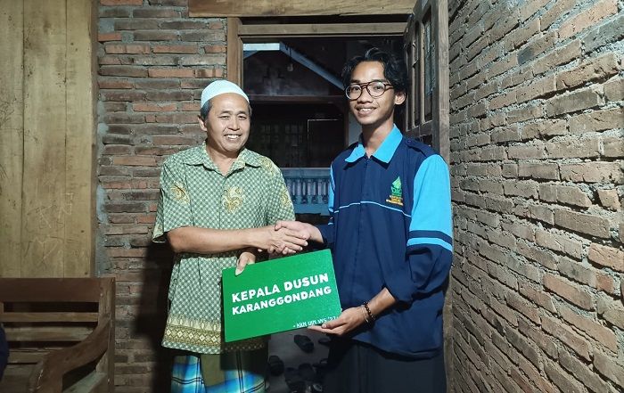 Pembagian papan penunjuk jalan kepada Kepala Dusun Gunung Tumpeng
