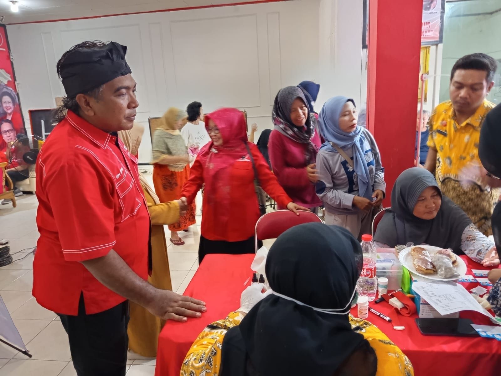 Ketua DPC PDI Perjuangan, Edi Suripno saat acara pengobatan gratis &amp; dapur Marhaen berlangsung