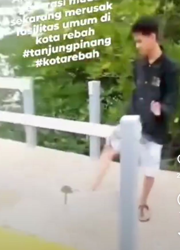 Pemuda perusak batas jembatan