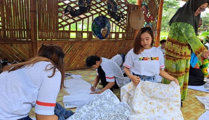 Kegiatan membatik dalam rangkaian Festival Topeng Malanng